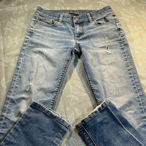 Ladies New York & Company Skinny Jeans. - Picture 2 of 7